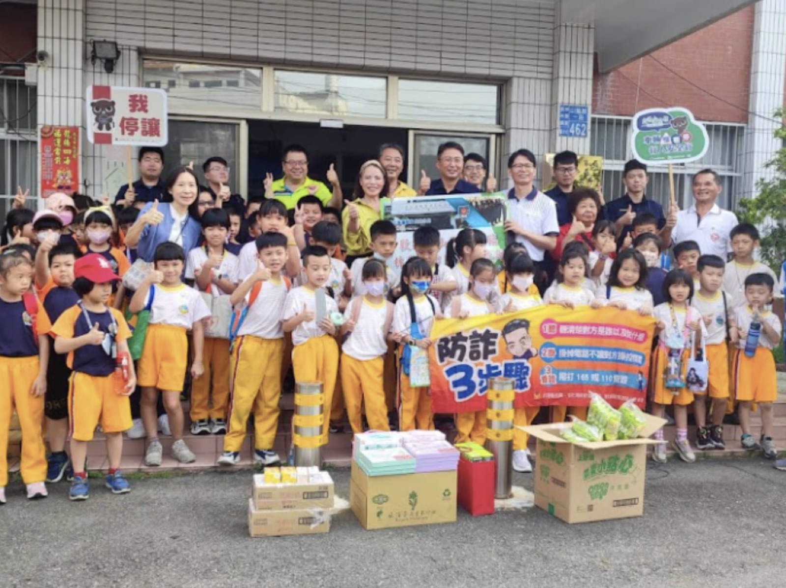 二年級學生於林厝派出所前與警察合影