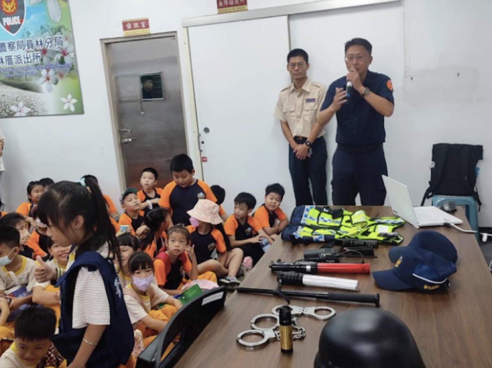 警察向學生展示各項勤務裝備