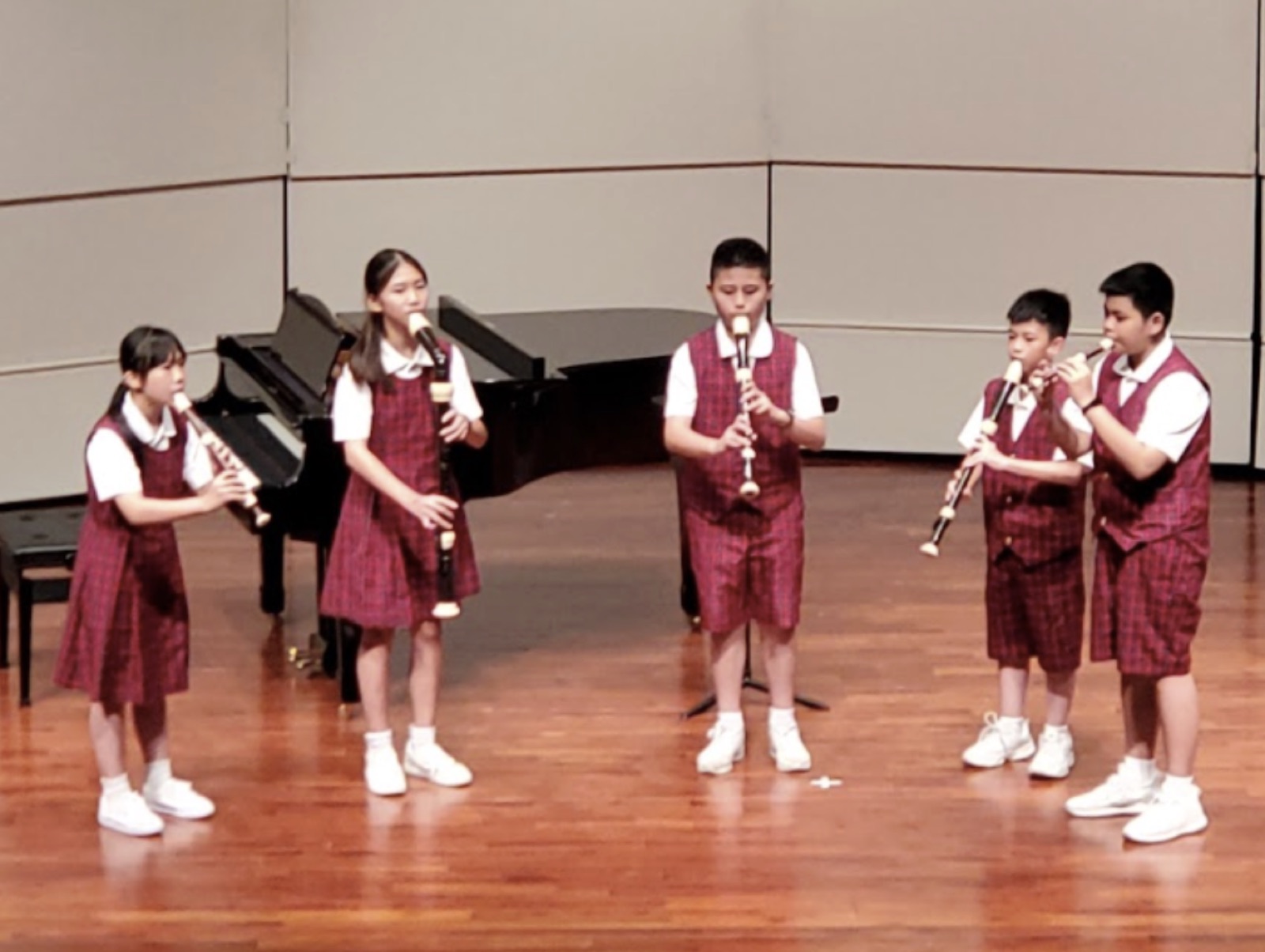 直笛隊重奏組學生在舞台上演出