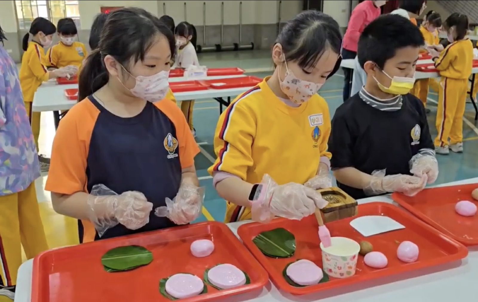 青山國小學生製作紅龜粿