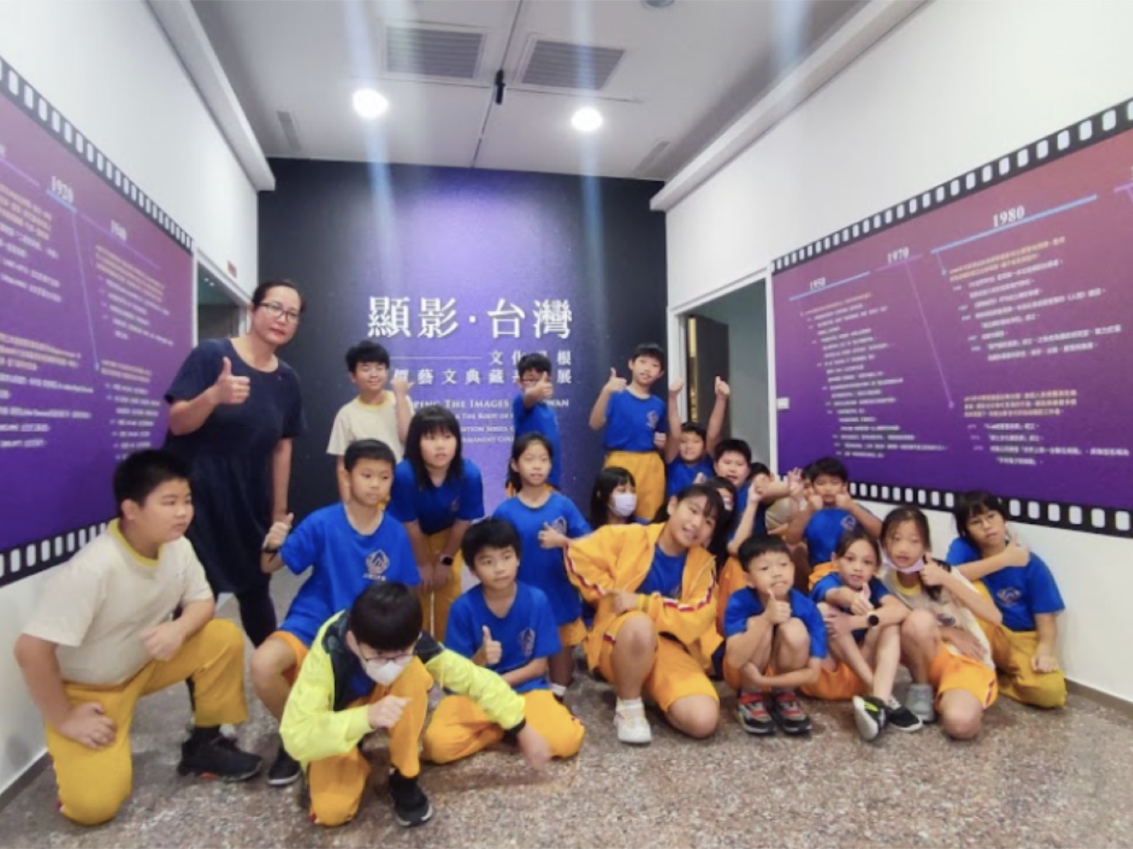 三四年級學生於創價美術館顯影台灣展覽前合影
