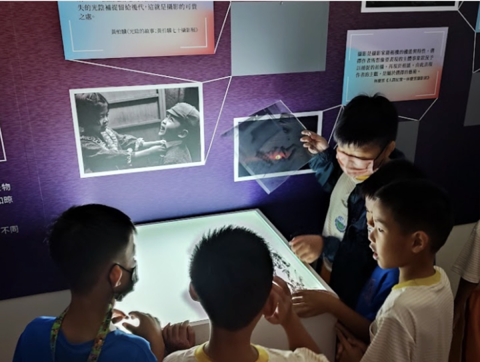 學生透過互動裝置認識攝影展作品