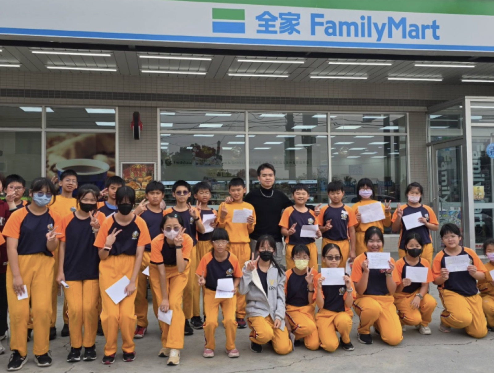 青山國小學生在全家便利商店門口合影