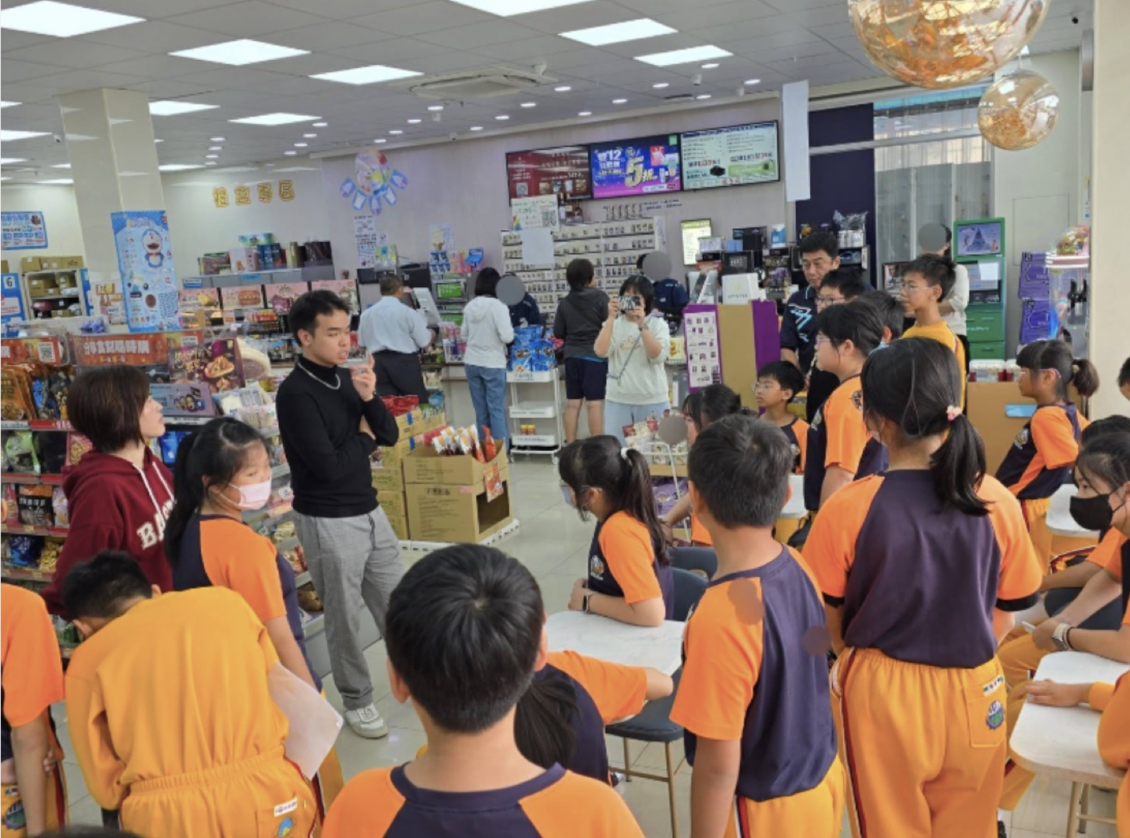 老師向學生說明一日小店長活動任務