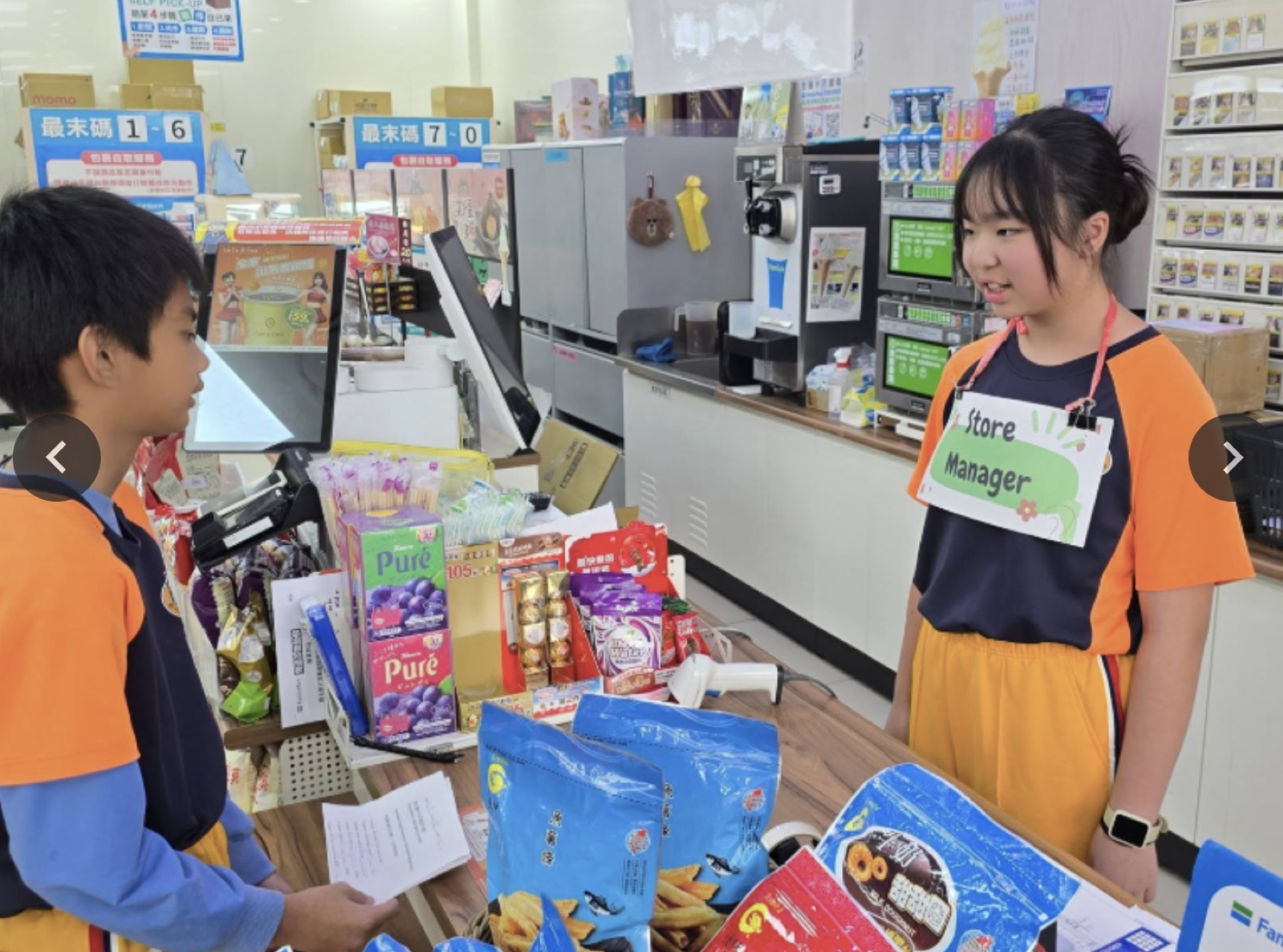 學生扮演店員與顧客進行結帳英語對話