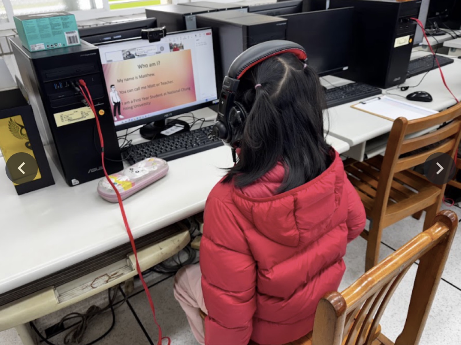 學生透過電腦螢幕與中興大學大學伴進行雙語視訊課程