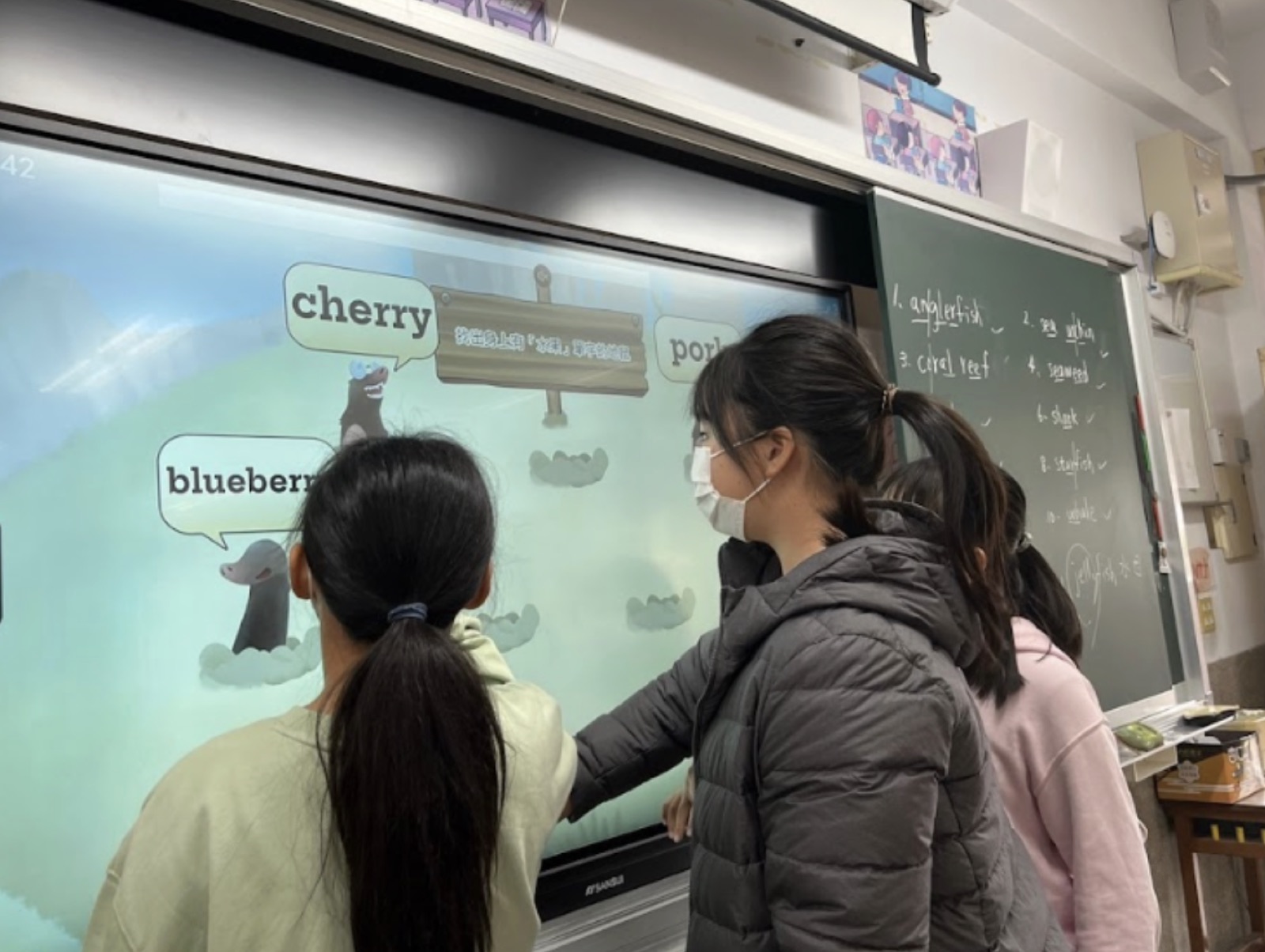 學生透過互動白板學習海洋生物英文單字
