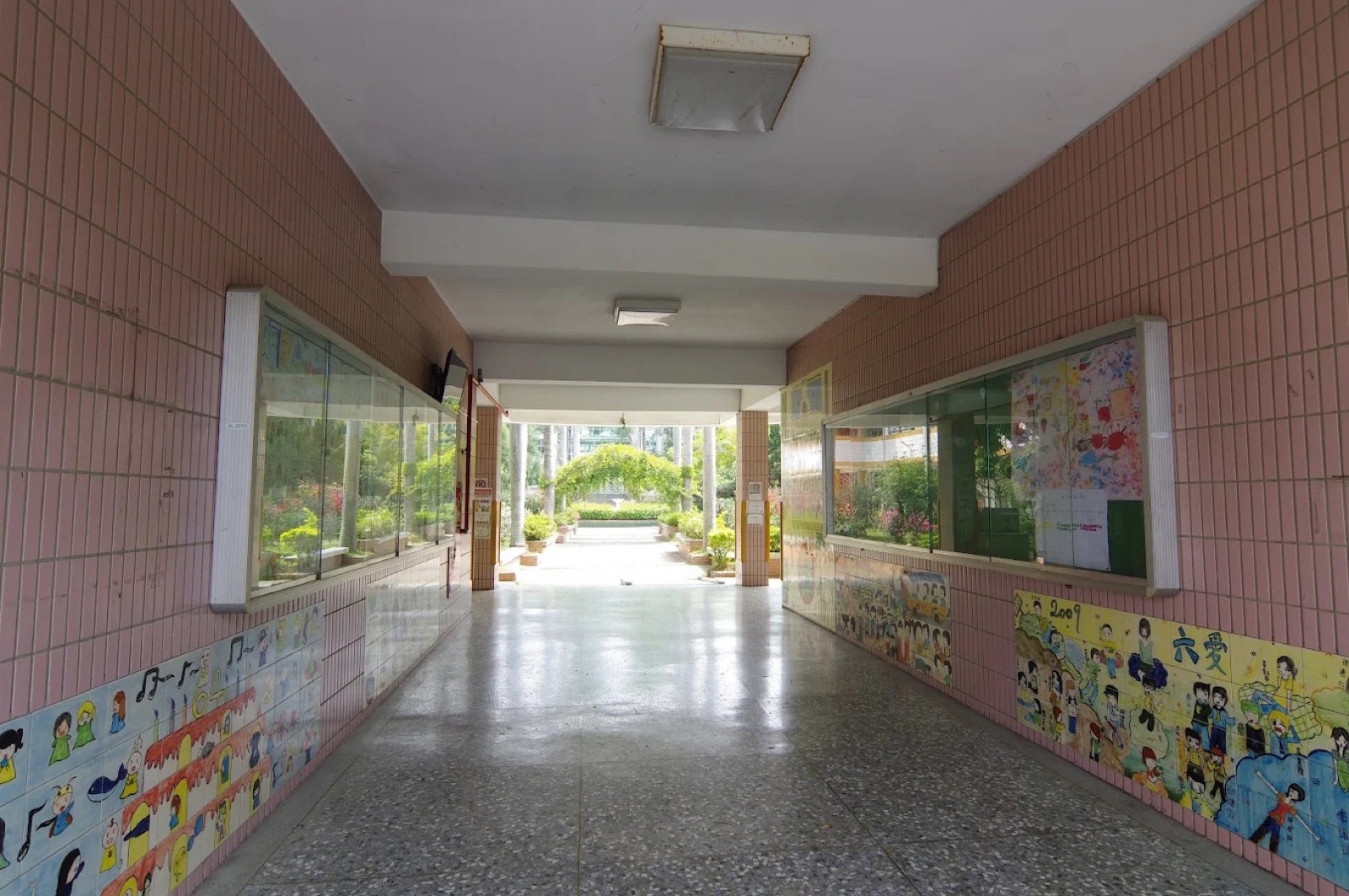 Student art corridor 童畫遊廊