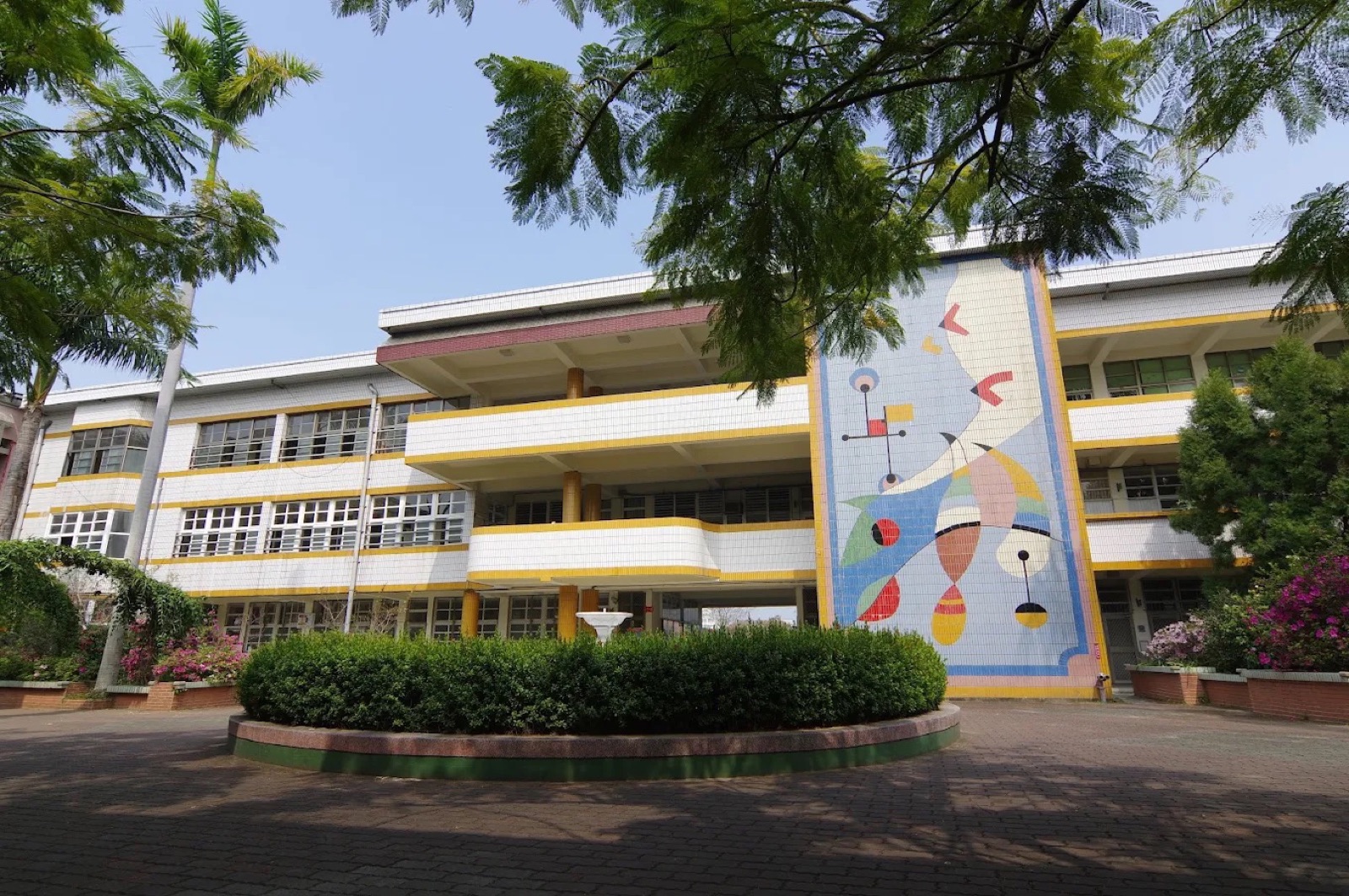 Mosaic mural building 藝術壁畫大樓