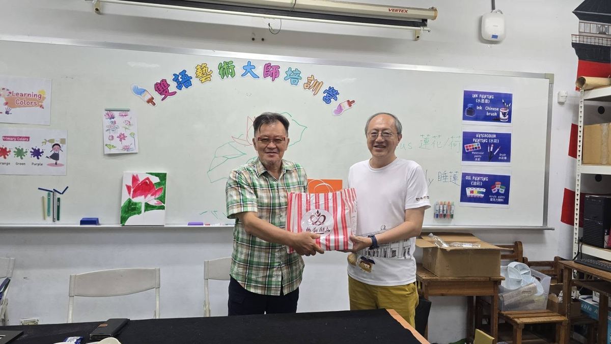 校長致贈禮物感謝白丰中老師