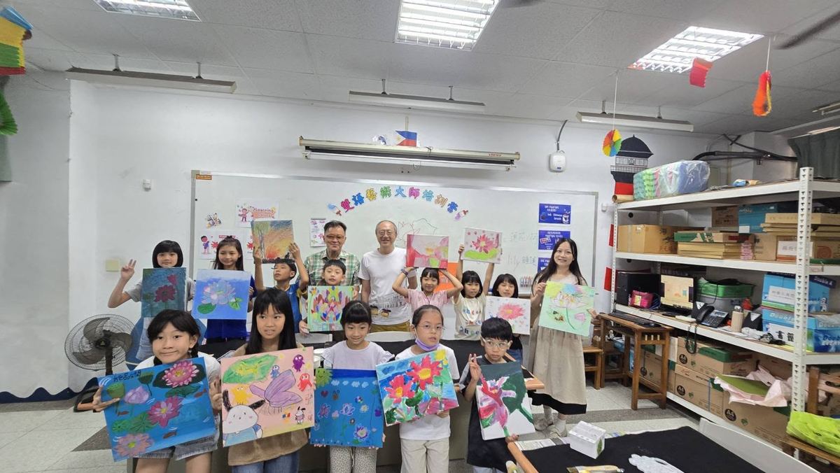 孩子們展示以荷花為主題的畫作