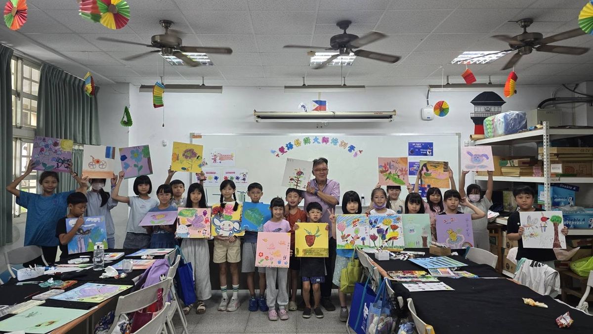 孩子們展示以昆蟲與花卉為主題的畫作