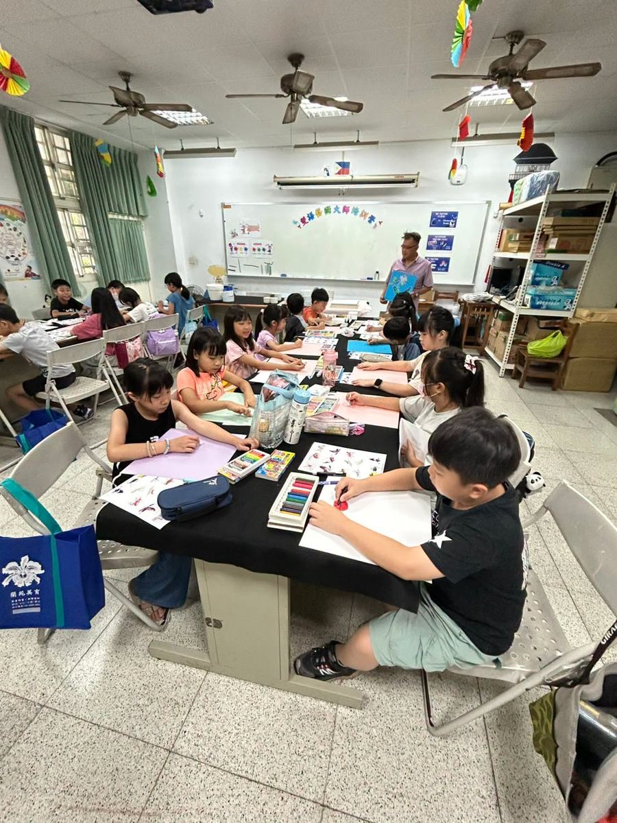 孩子們在教室裡認真作畫