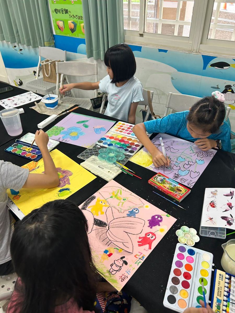 孩子們用水彩顏料創作