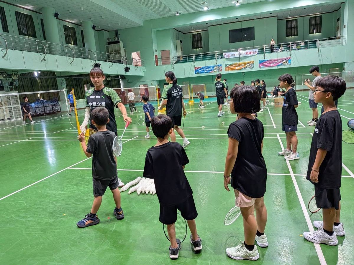 體育館內多個場地同時進行分組練習