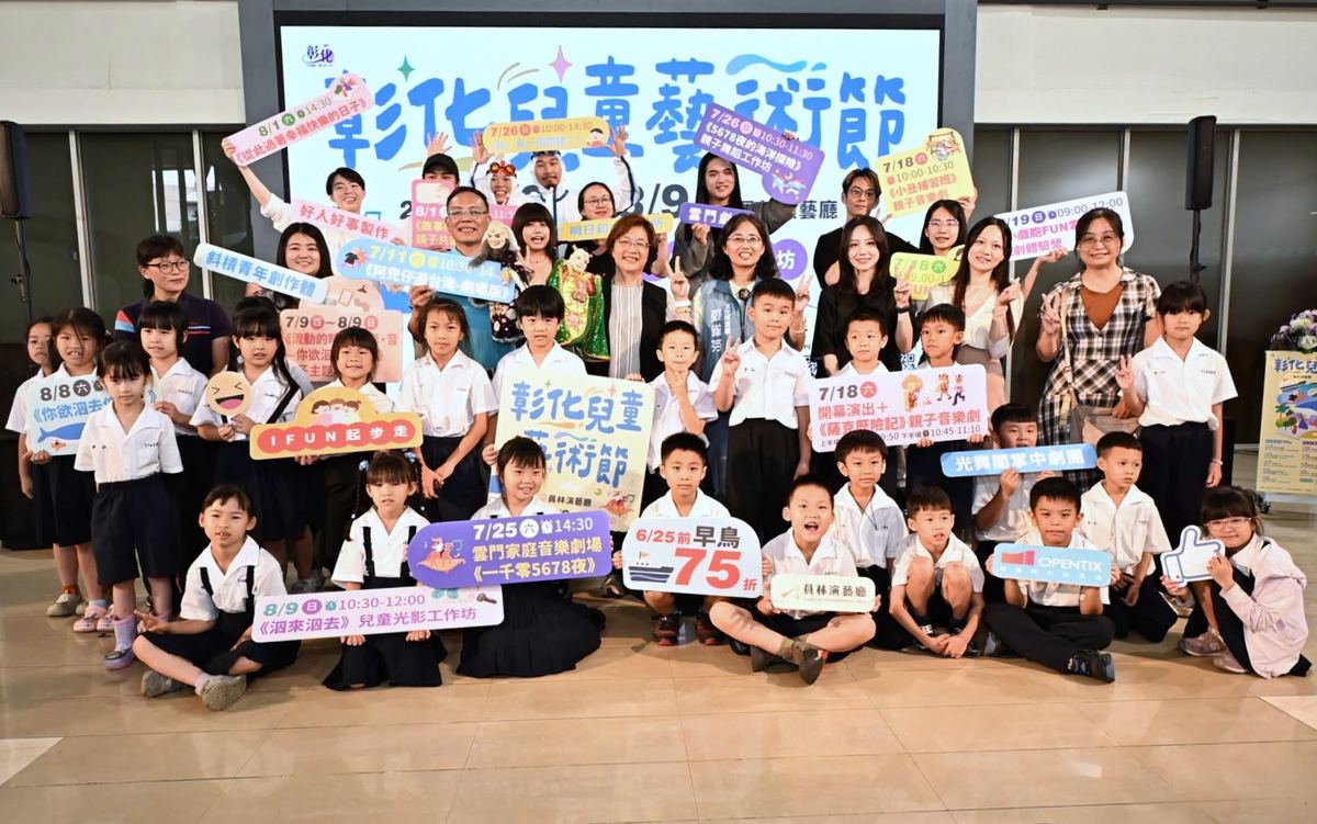 中山師生手持藝術節各項活動看板一同宣傳