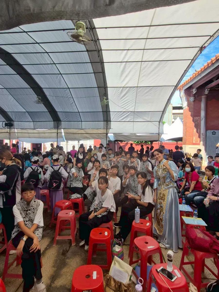 國樂團學生在活動現場就座準備演出