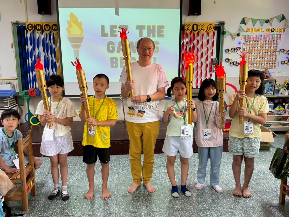 校長與孩子們手持火炬，開幕式宣布Let the Games Begin