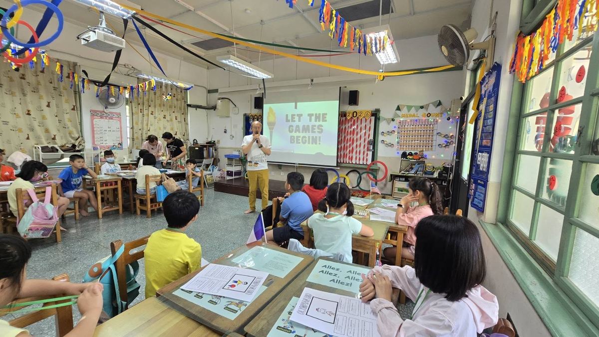 教室佈置成奧運主題，老師帶領孩子進行分組活動