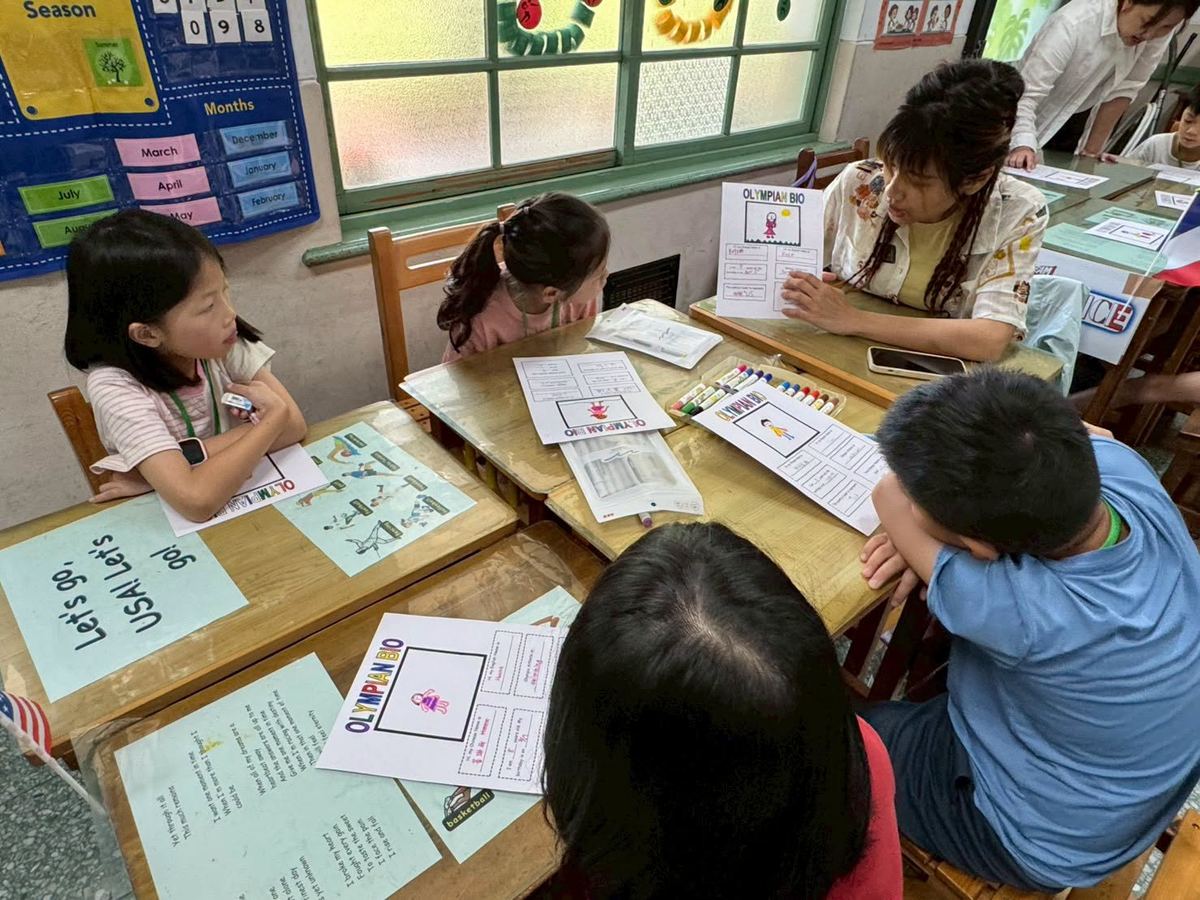 孩子們小組討論並完成奧運選手學習單