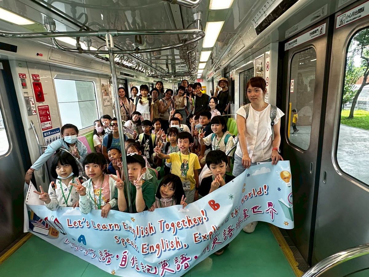 孩子們在捷運車廂內合影