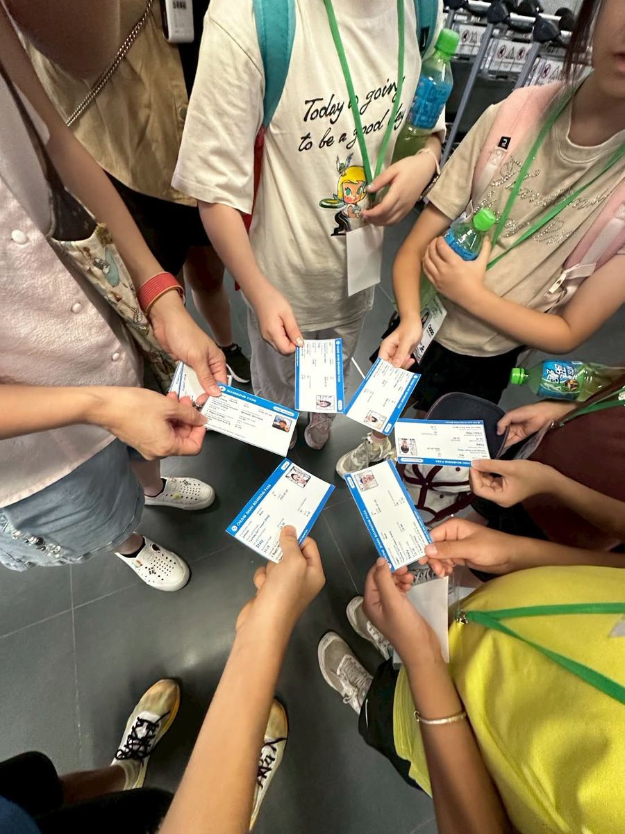 孩子們手持模擬登機證