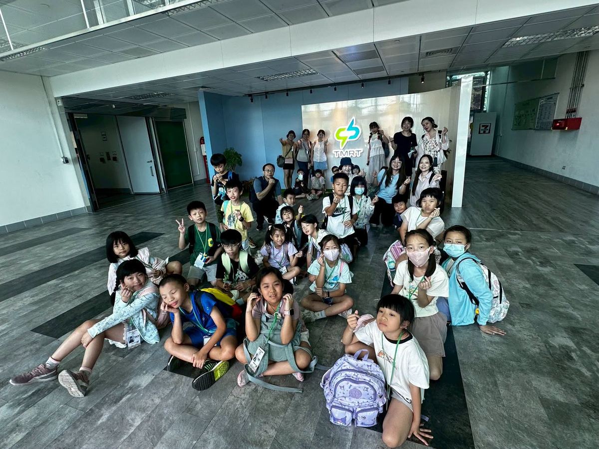 孩子們在台中捷運行控中心合影