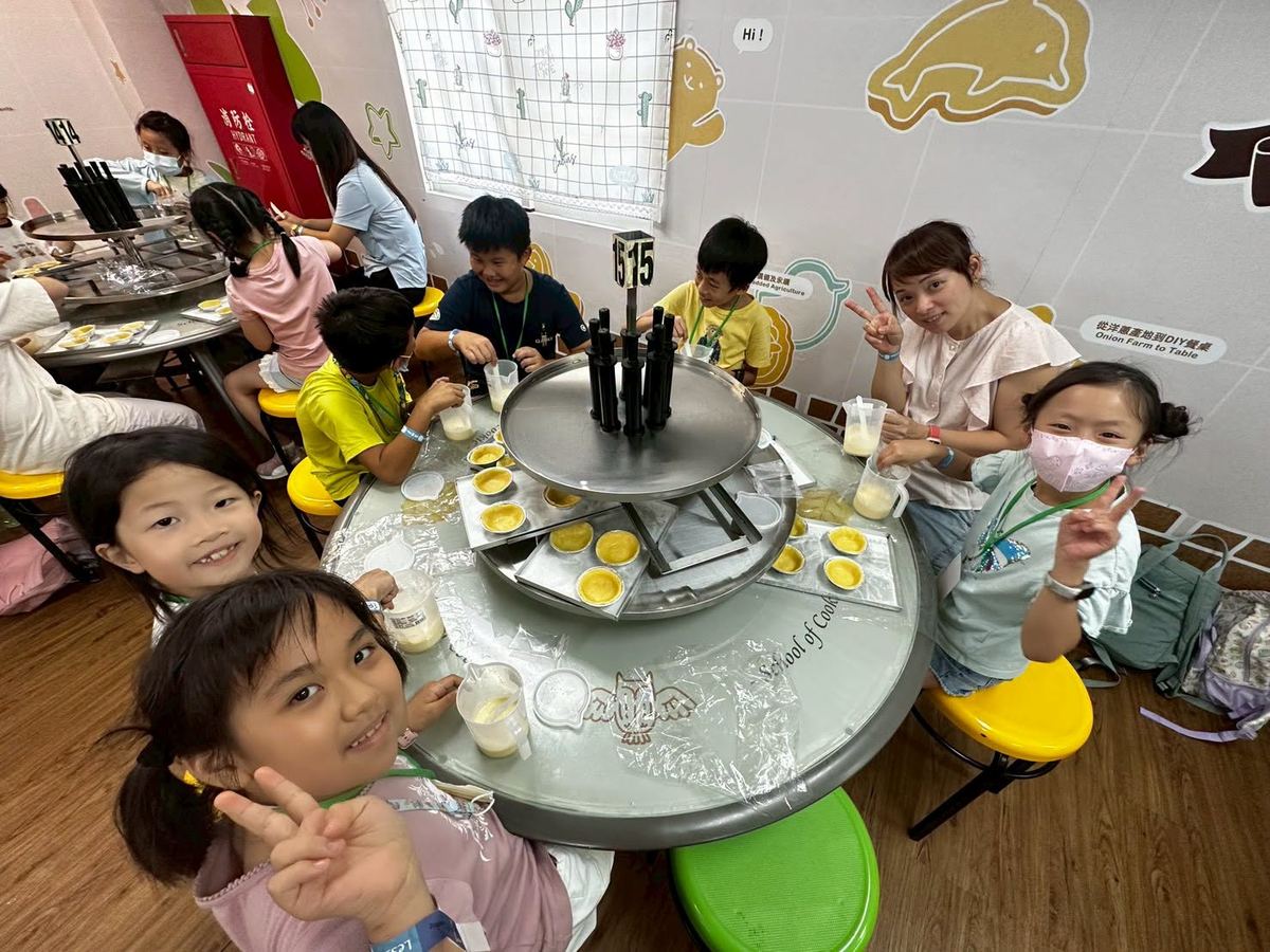 孩子們動手製作蛋塔