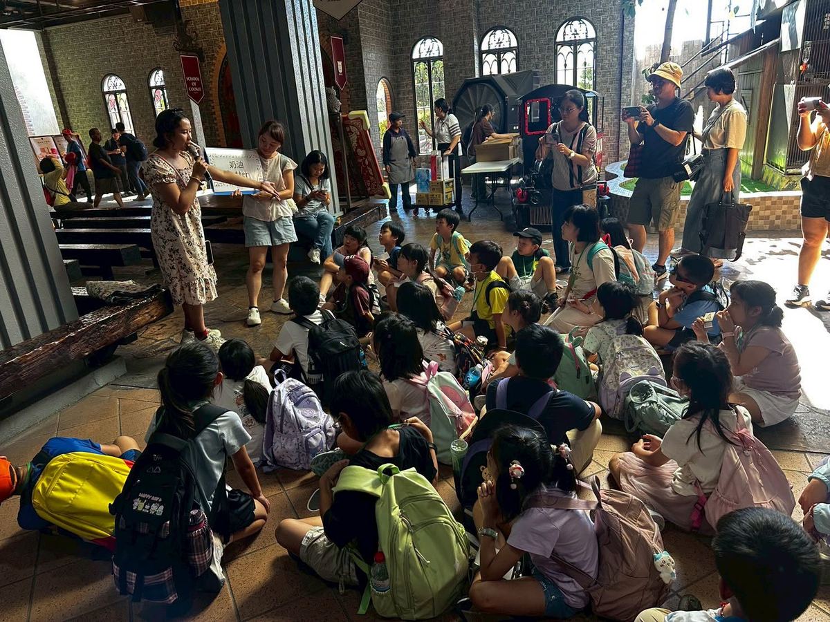 孩子們在台灣優格餅乾學院聆聽解說