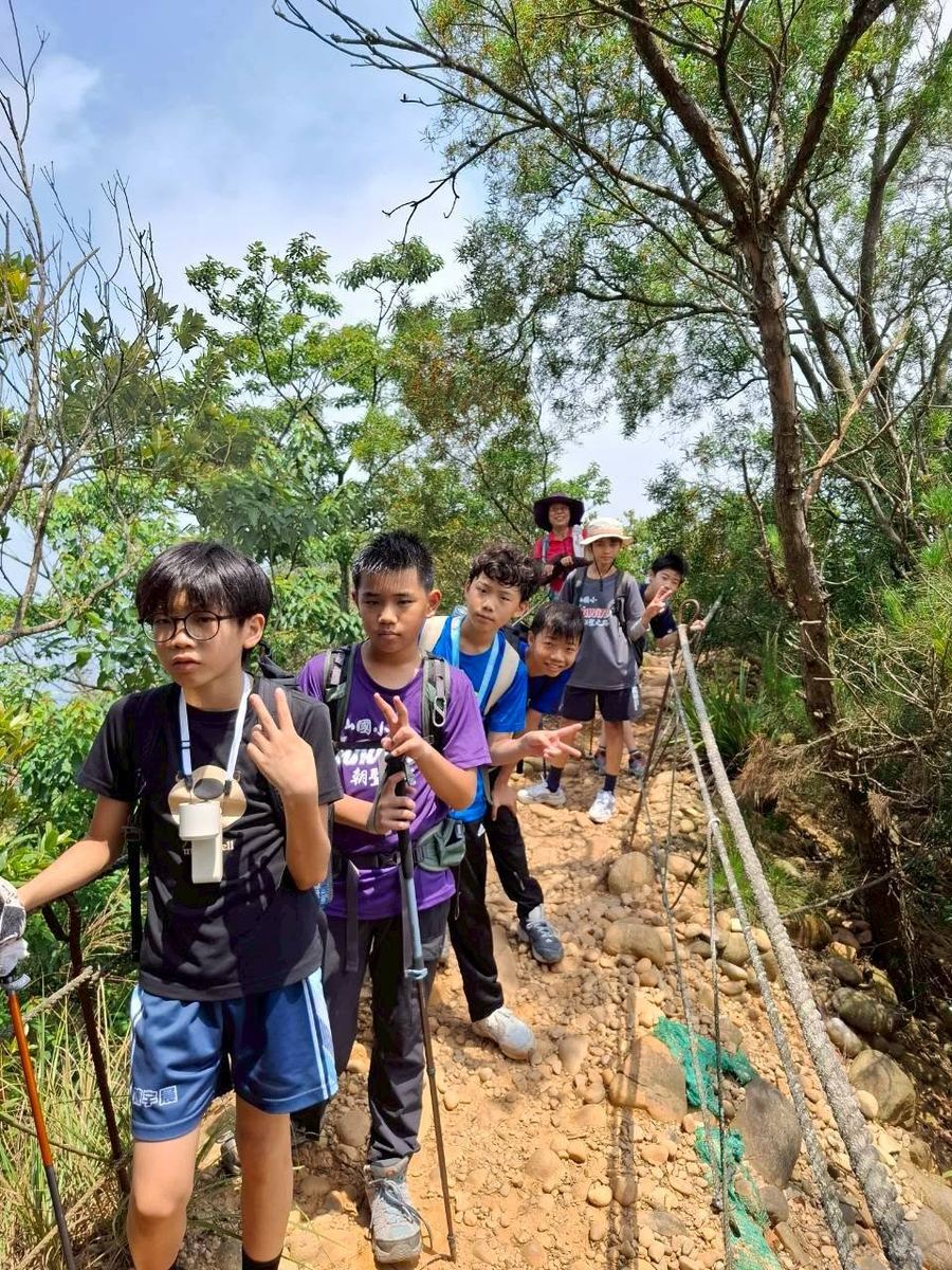 學生們走在稜線的碎石步道上