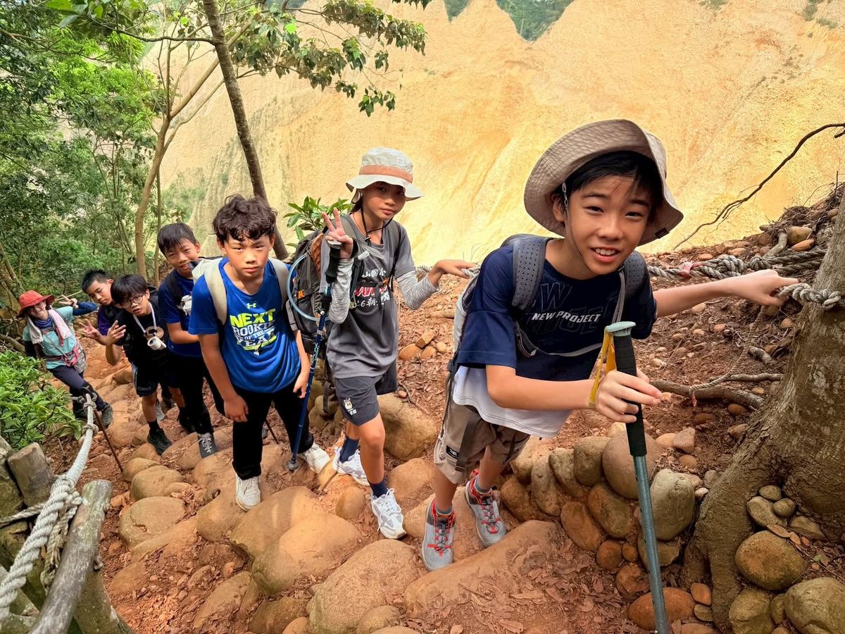 孩子們攀爬火炎山特有的橘紅色礫岩崖壁