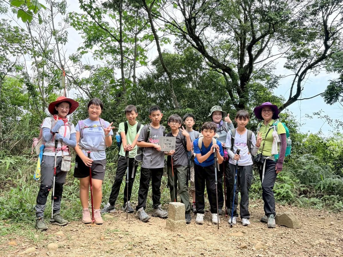 中山師生在三角山山頂三角點合影