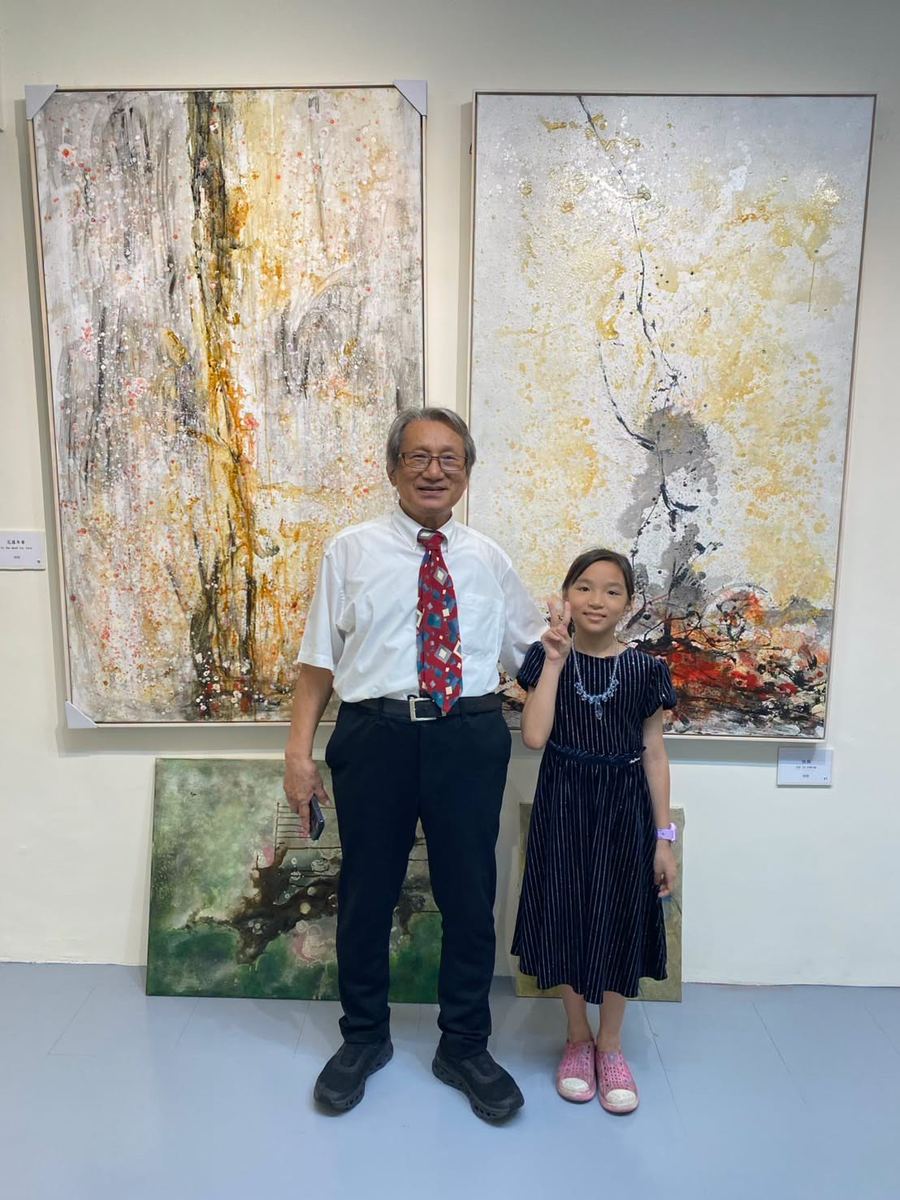 藝術家林介山與學生在畫作前合影