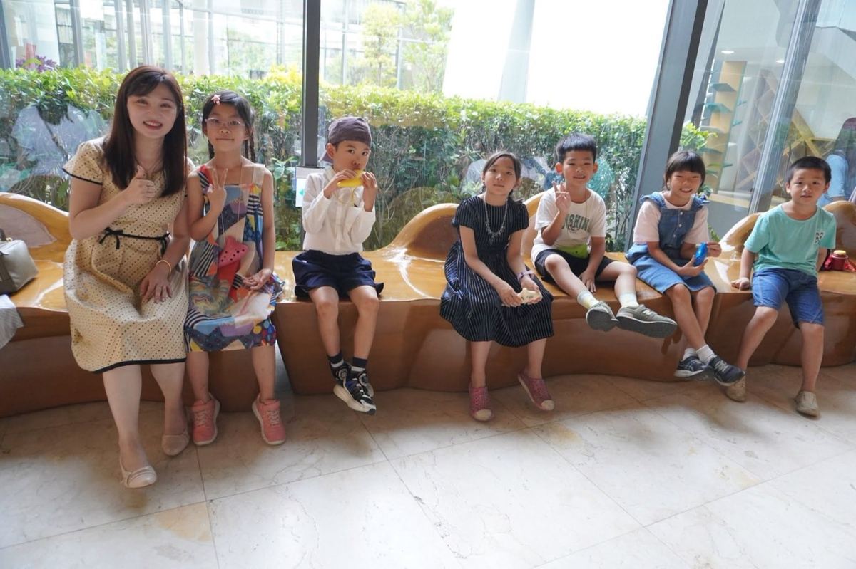 孩子們與林佳霓老師在展場大廳合影