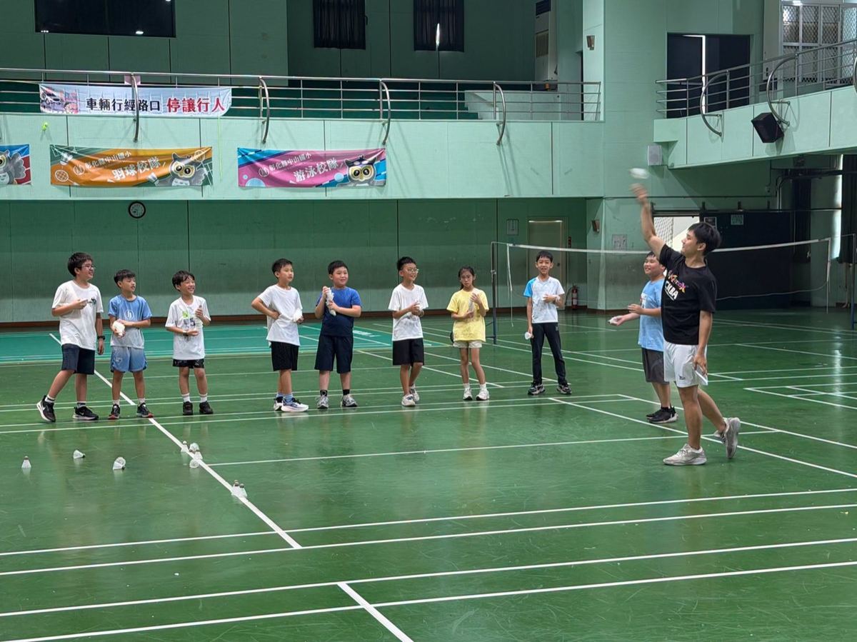 羽球夏令營學員排隊練習揮拍