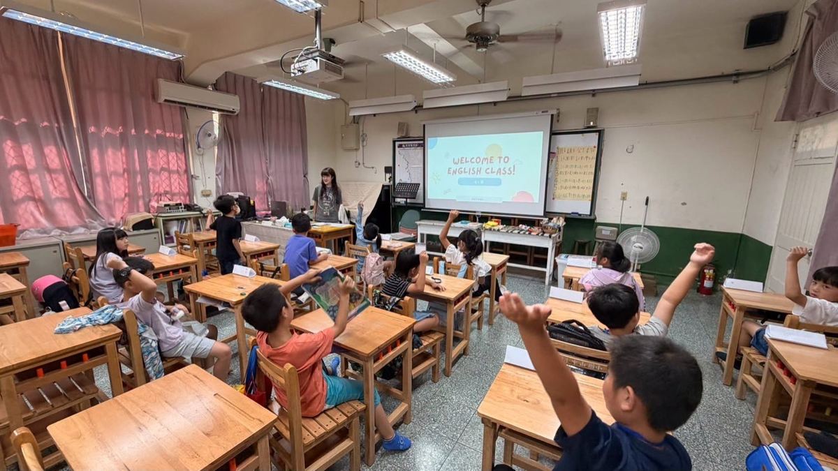 孩子們在菲趣BOOK英語營教室裡舉手回答問題
