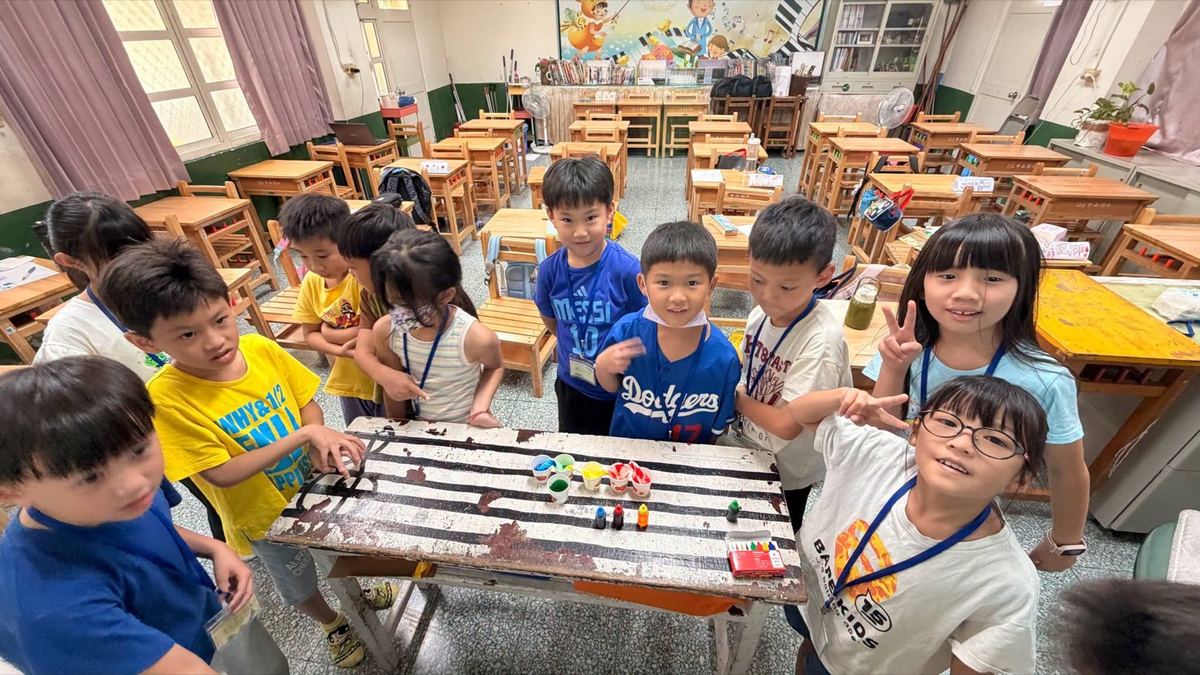 孩子們在雙語藝術大師培訓營調色創作