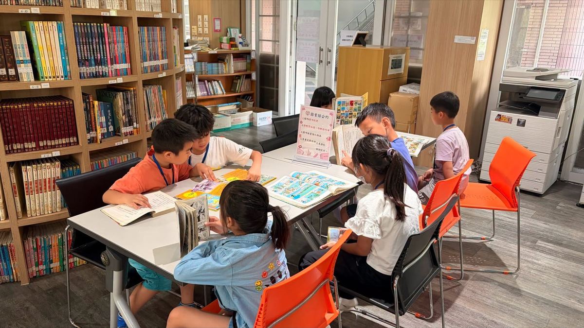 多元智能服務營學員在圖書館內閱讀討論