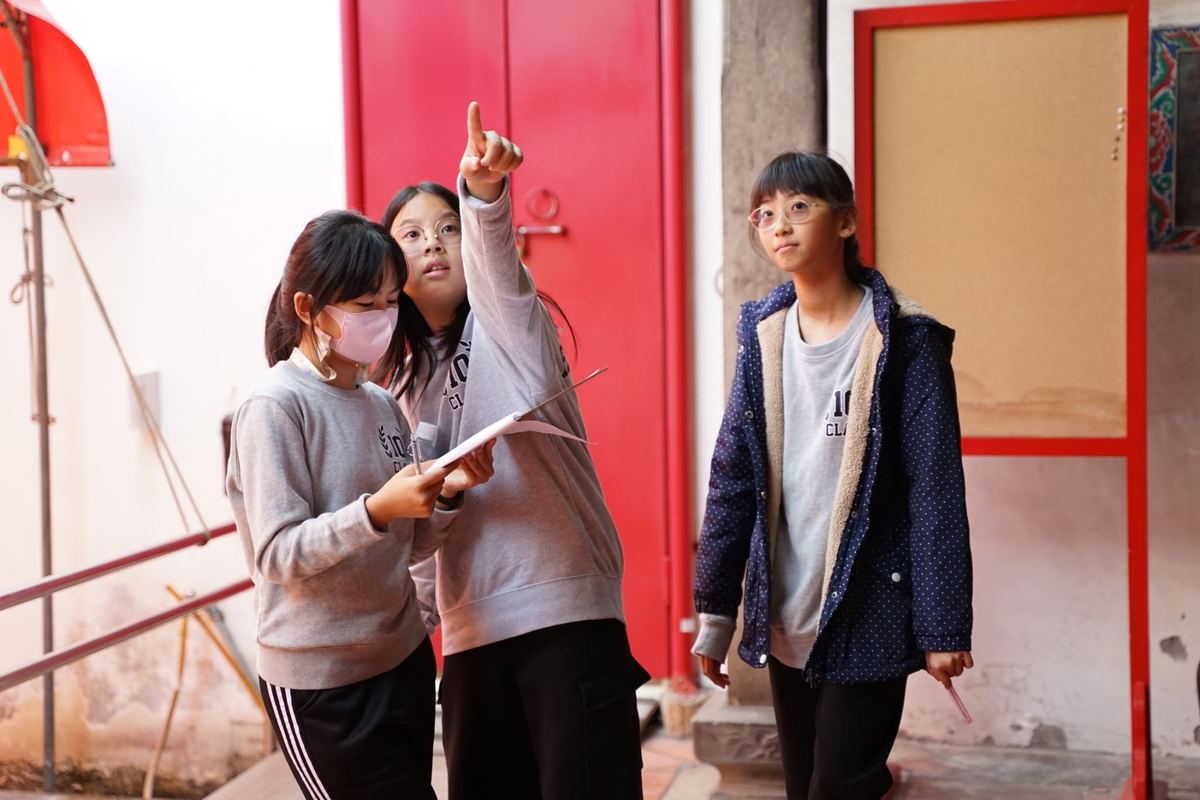 學生在校園走讀時觀察討論