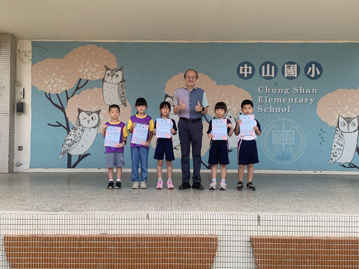 楊式愷校長與畢業生在司令台前合影