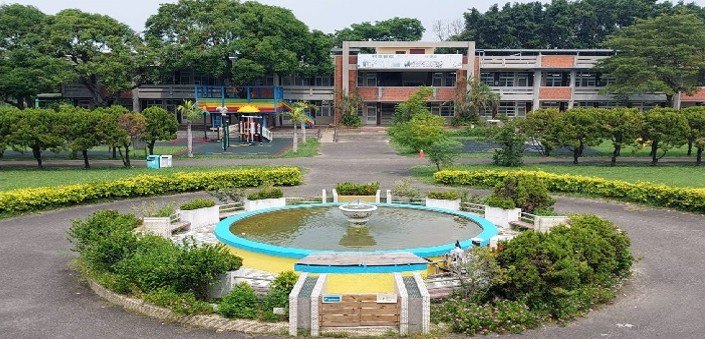 Cundong courtyard fountain with the main school building behind