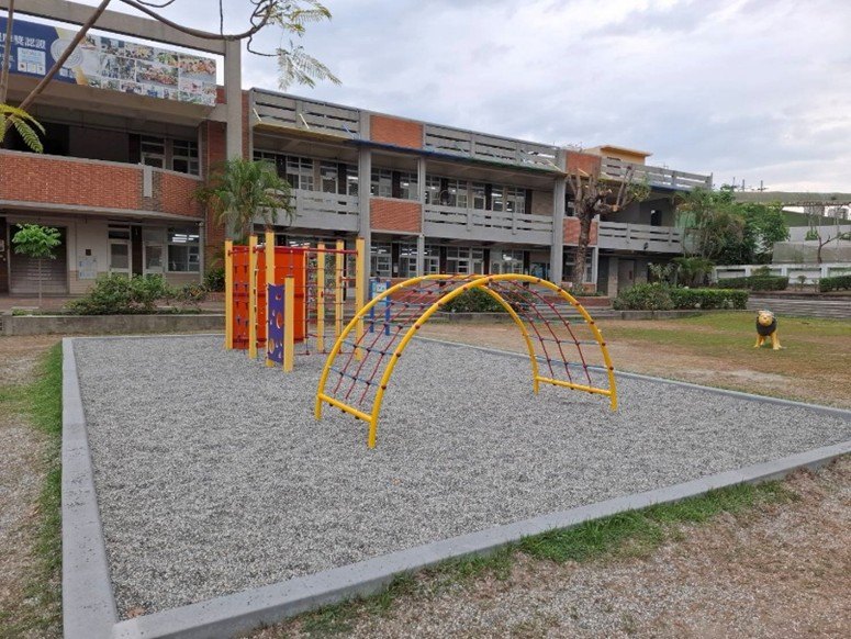 Cundong's new outdoor play and exercise area with climbing equipment