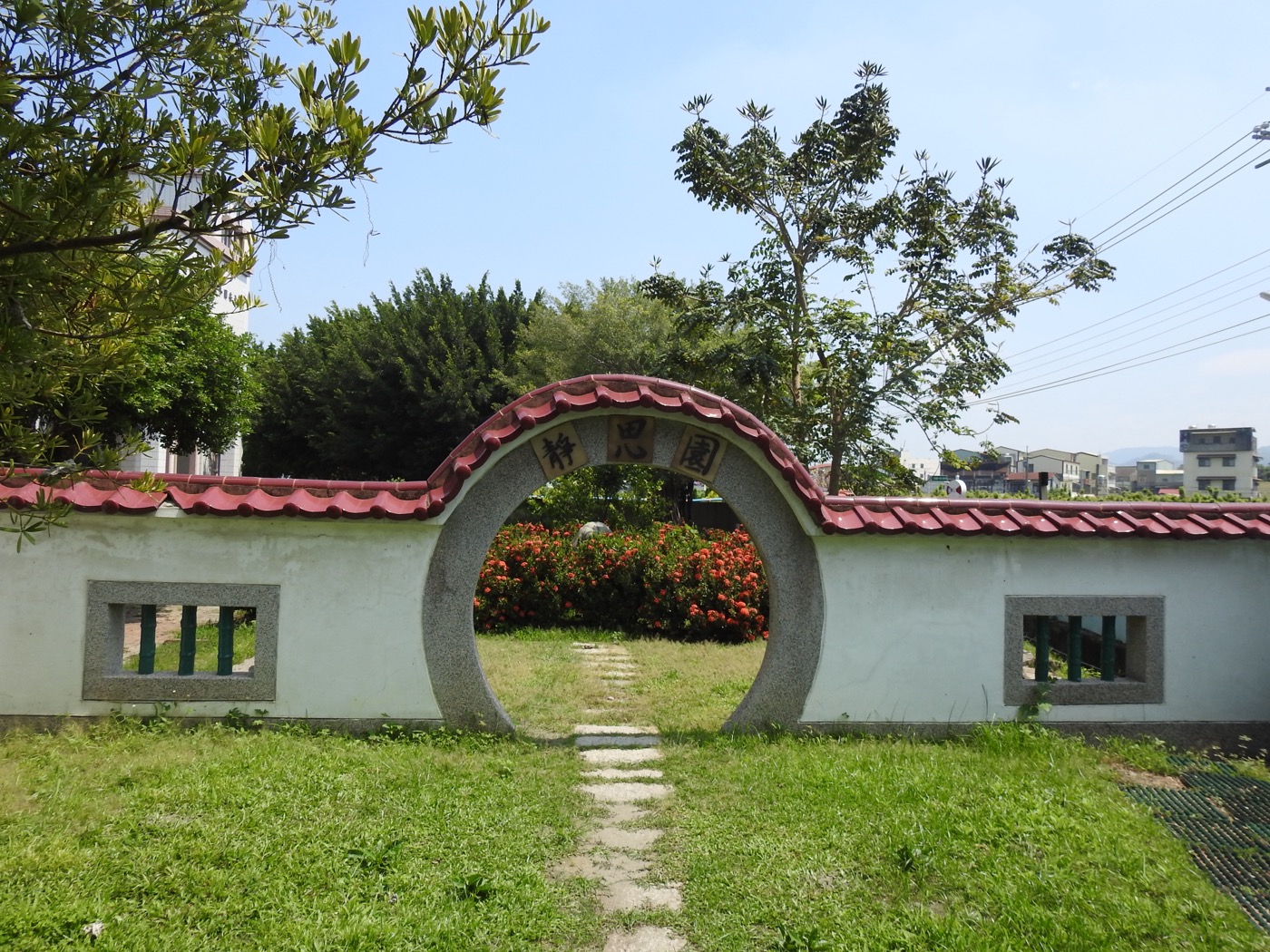The moon gate of 詩藝園 — Da-An's poetry garden