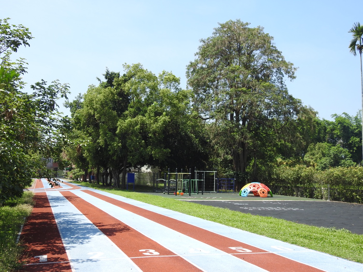 Da-An Elementary School track and grounds
