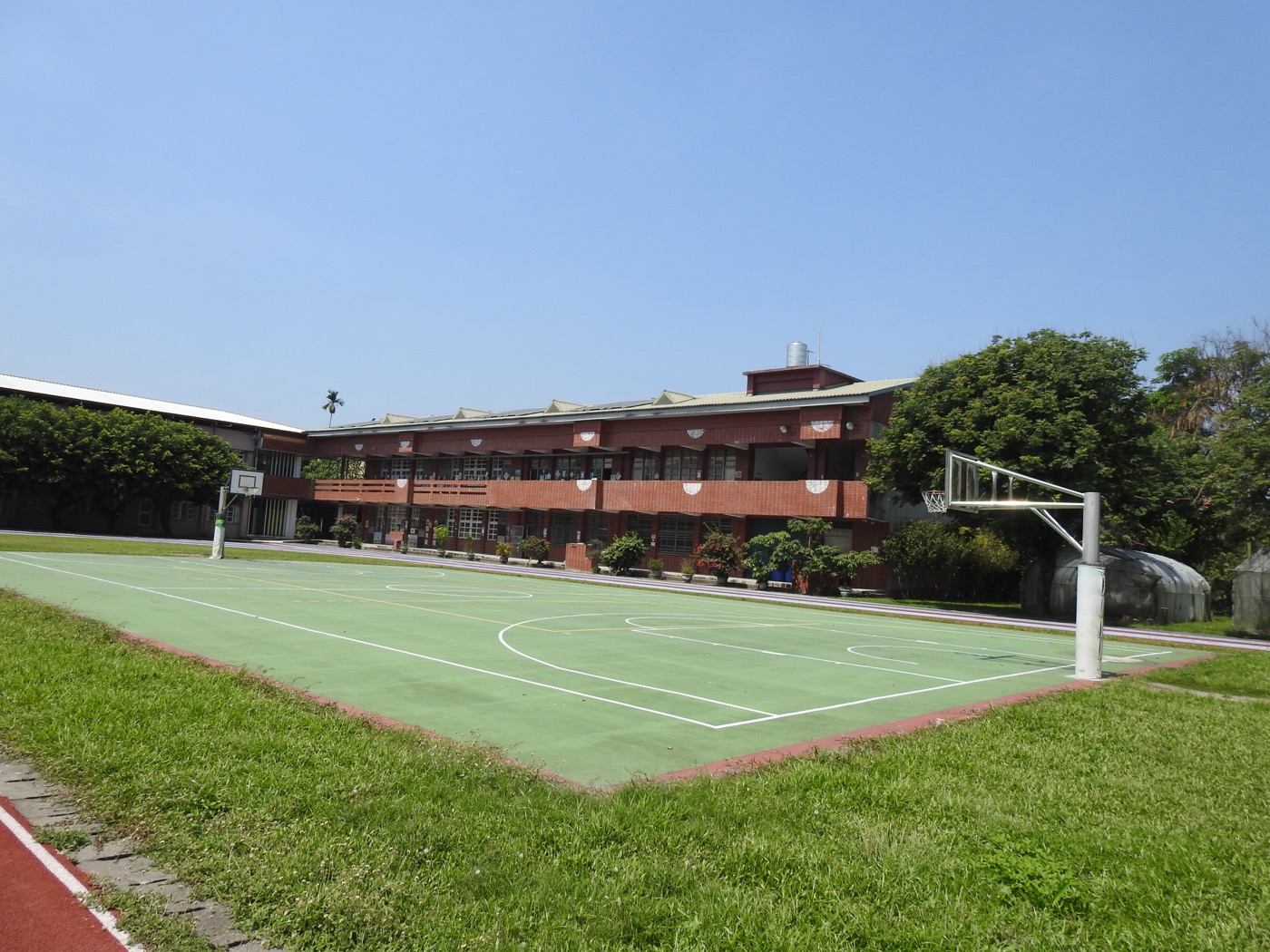 Da-An Elementary School main building and basketball court