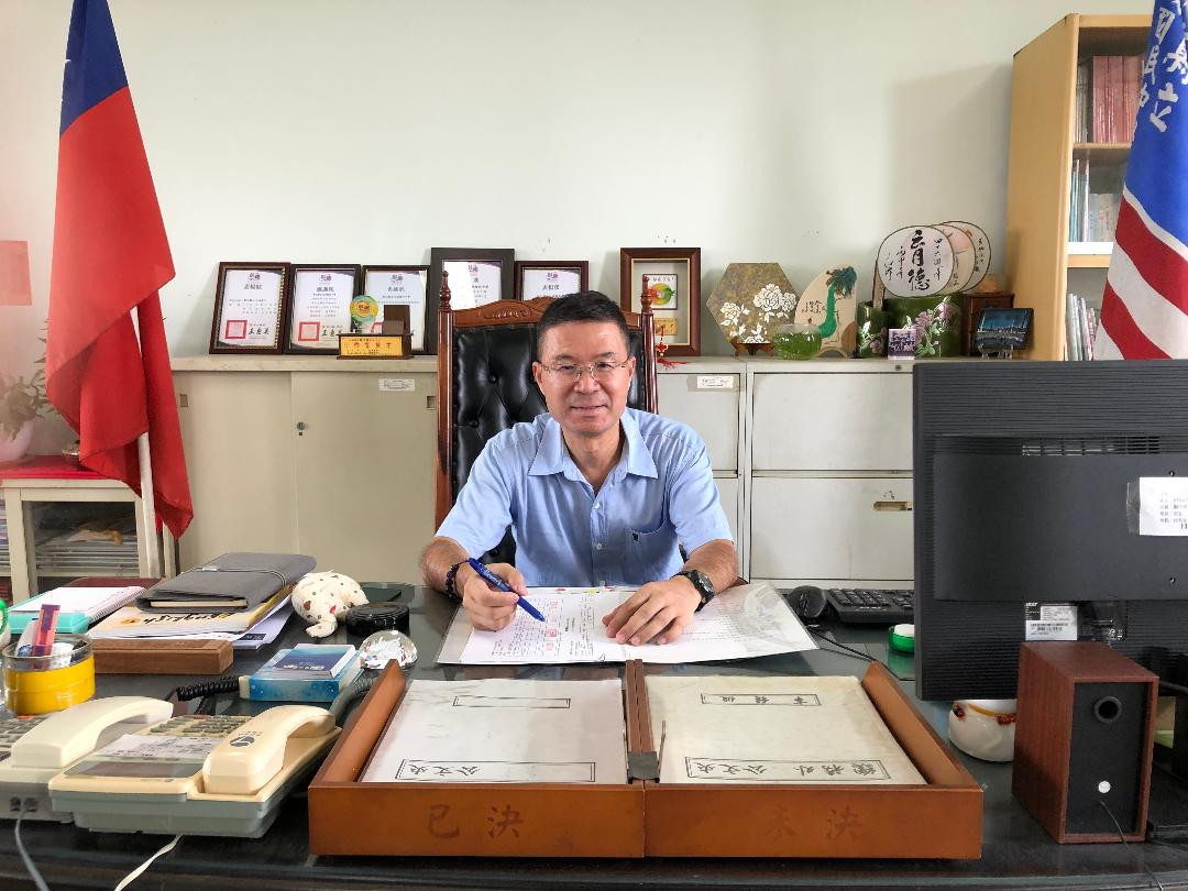 Principal Chao Shih-Ying at his desk · 趙士瑩校長於校長室