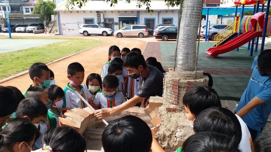 學生親手砌綿羊窯烤爐 · Students building the Sheep Pizza Oven