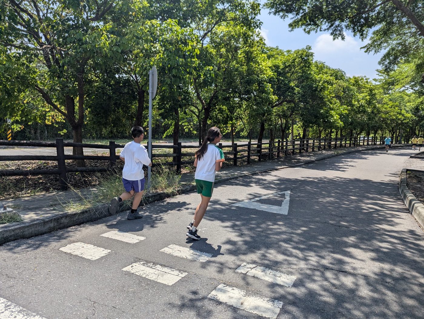 Volunteer parents cheering at the side of the route.