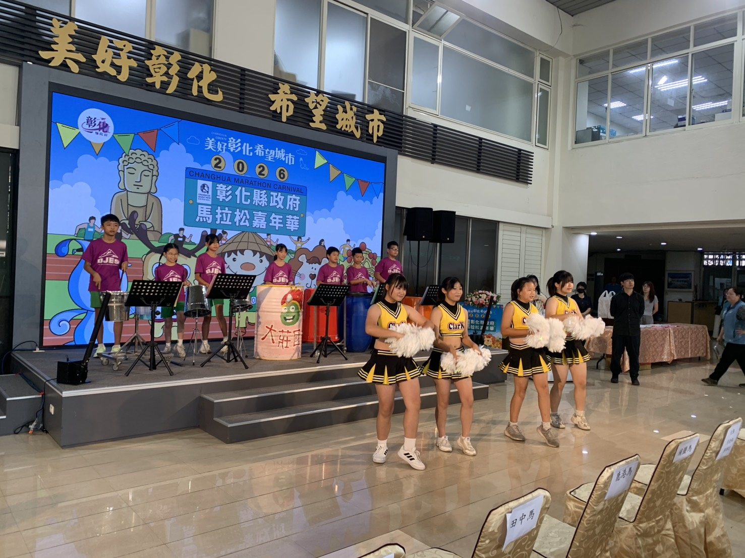 Group photo with the County Commissioner and Tianzhong Marathon founder.