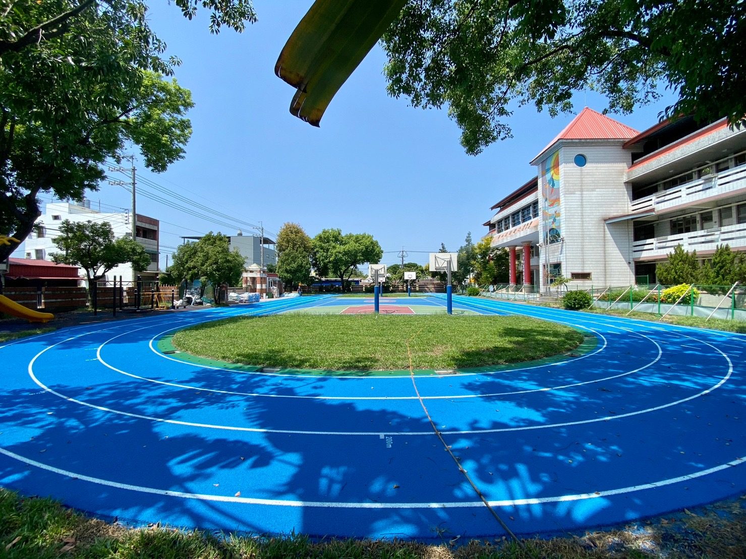 大新國小紅頂校舍與跑道